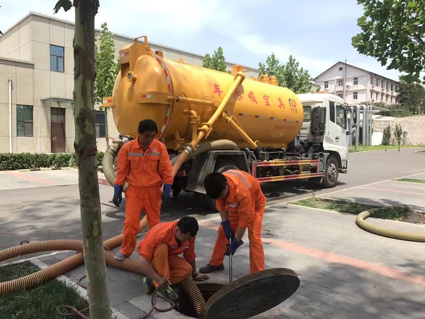 畜禽良种场化粪池清理与5-8吨吸粪车施工效率分析